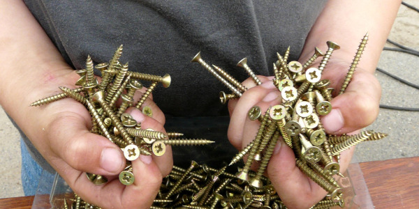 Jak dobrać długość wkrętów do drewna?